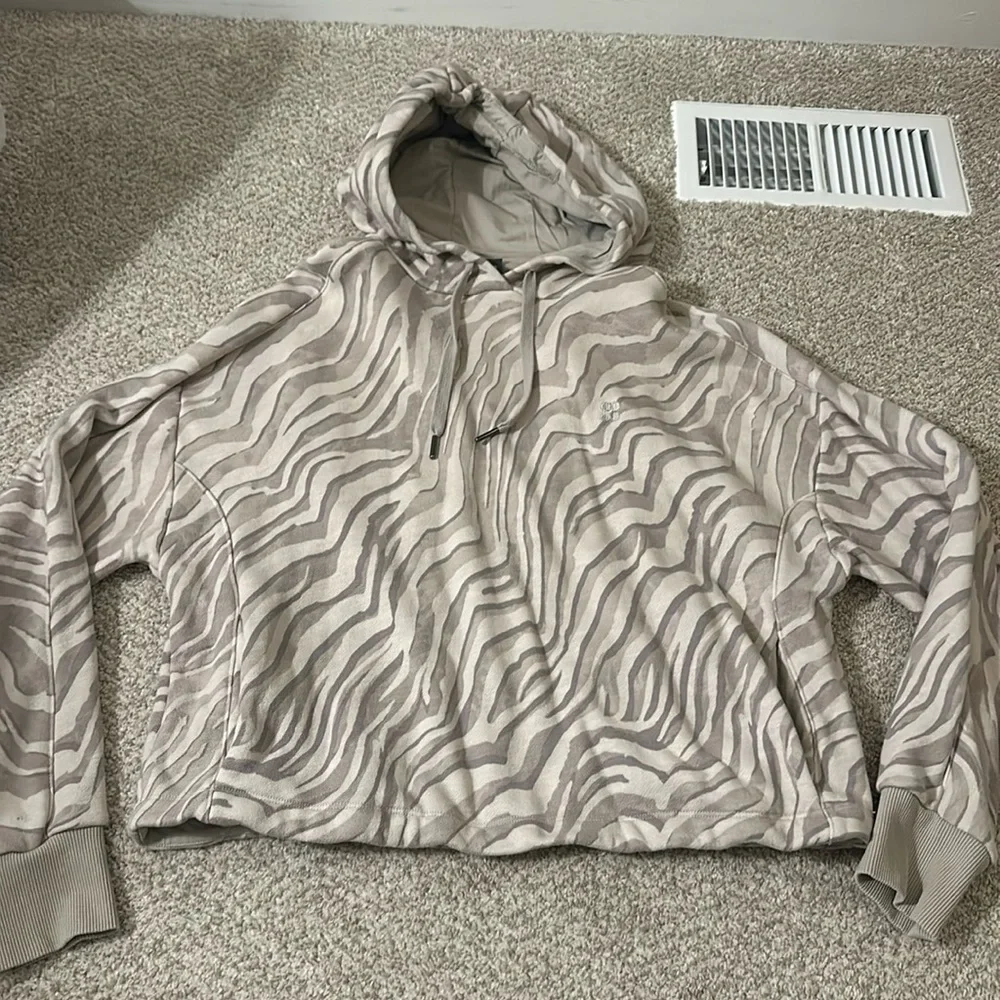 Sweaty Betty Cropped Hoodie in Ivory Tiger Print Medium - Picture 2 of 9